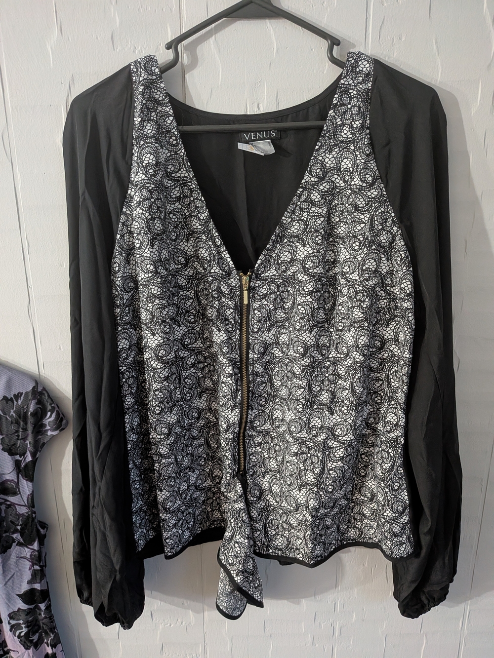 VENUS Black and White Zip-Front Paisley Sweatshirt